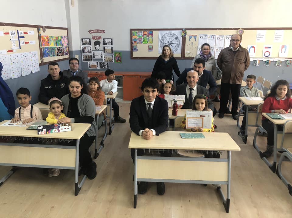 Kaymakamımız Sayın Onur BEKTAŞ Öğrencilerimize Karnelerini Verdi